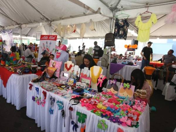 Más de 200 microempresarios participaron en el lanzamiento de la iniciativa que busca promocionar y mejorar las ventas.. Foto: Efrain Salgado/EL HERALDO.