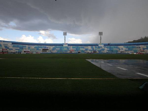 La ciudad capital de Honduras recibió un torrencial aguacero a minutos de que inicie en el Chelato Uclés el partido de vuelta entre Honduras y su similar de Cuba.