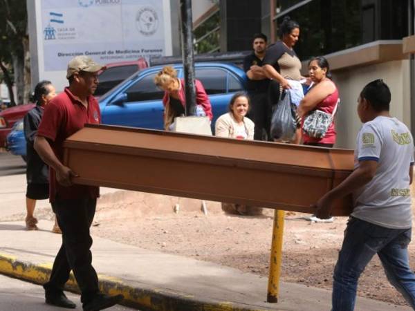 Los familiares de los jóvenes muertos en similares hechos llegaron a la morgue del Ministerio Público para colaborar en las labores de reconocimiento de ambos cadáveres.