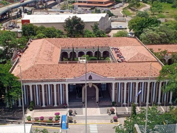 Desde 1998 hasta la actualidad, el Poder Ejecutivo funciona en el edificio José Cecilio del Valle, en el bulevar Juan Pablo II. Su diseño estilo hacienda, con techo de teja, refleja la identidad arquitectónica nacional.