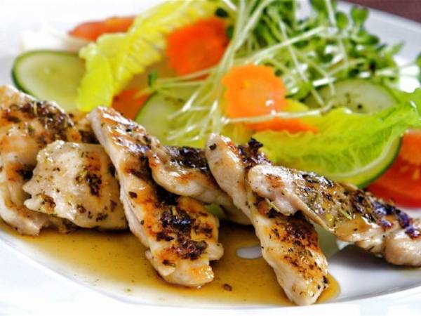 Ensalada de pollo en vinagreta balsámica