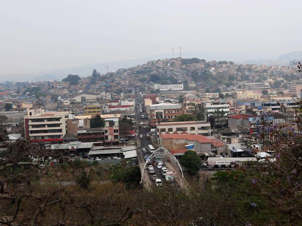Aunque Comayagüela es una ciudad económicamente activa, ha sido descuidada por los diferentes alcaldes que han gobernado la capital, pues varios proyectos son dirigidos sólo a Tegucigalpa. Su infraestructura y su red vial está rezagada en comparación con la vecina ciudad de Tegucigalpa.