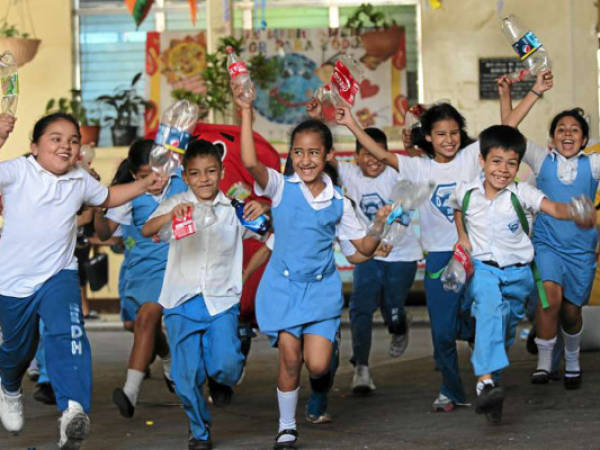 En la Escuela Dionisio de Herrera, la carrera por el primer lugar es emprendida por todos los alumnos del centro educativo.