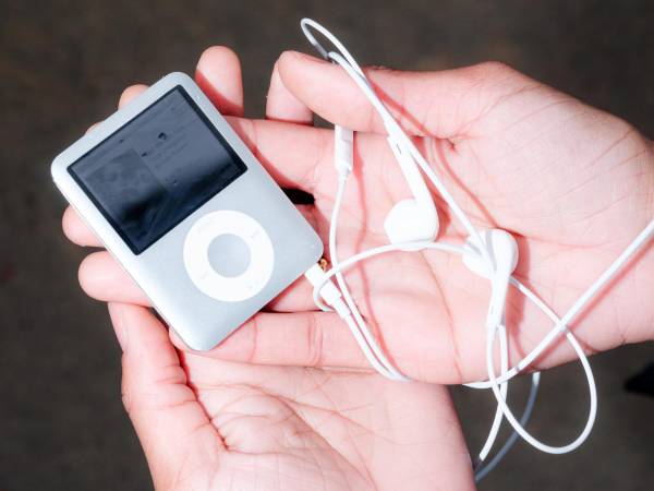 Datos de <b>eBay</b> indican que las búsquedas de iPod han aumentado y que algunas versiones reacondicionadas alcanzan precios elevados.