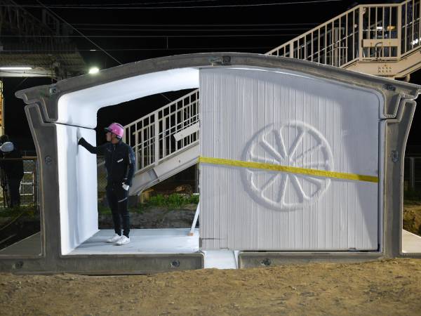 La estación de tren de Hatsushima se imprimió en 3D en una fábrica y se ensambló in situ. Tiene un diseño de mandarina.