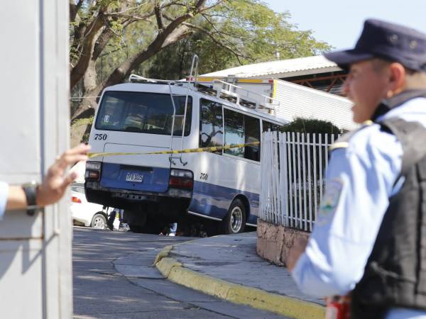 Los uniformados fueron trasladados a una estación de Bomberos en la unidad de transporte en el que sufrieron el ataque.