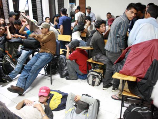 Indocumentados que fueron interceptados por la Policía Federal en México, esperan a ser identificados y deportados. EFE