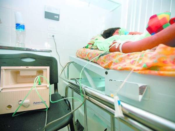 Los pacientes con insuficiencia renal deben recibir sesiones de diálisis semanales para vivir.