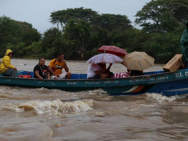 EL HERALDO captó cómo se encontraba el nivel del agua, hasta en horas de la tarde, del río Goascorán debido a las fuertes y contantes lluvias dejadas por la tormenta tropical Pilar en la zona sur.