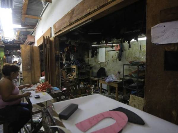 Aunque la industria de zapatos es una de las más creativas y con mucho potencial de crecimiento, se ha quedado rezagada por la falta de innovación en maquinaria y procesos, esto por la falta de financiamiento. Foto: Melvin Cubas.