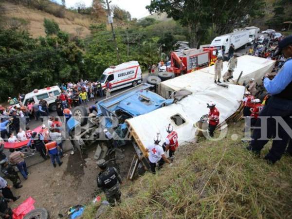 El accidente entre una rastra y un bus de la ruta urbana dejó al menos 15 muertos (Foto: EL HERALDO)
