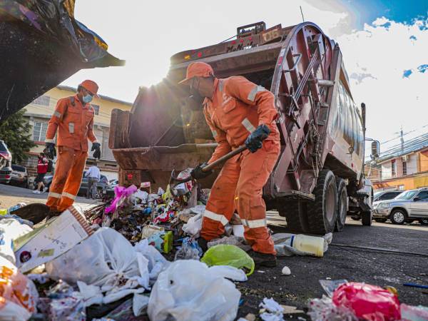 Entre más limpian, más ensucian. La comuna, por su parte, sigue firme es intentar educar a los capitalinos para que respeten los horarios de recolección de basura.