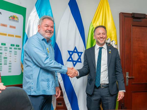 El alcalde Roberto Contreras junto al embajador de Israel en Honduras Nadav D. Goren en la municipalidad de San Pedro Sula.