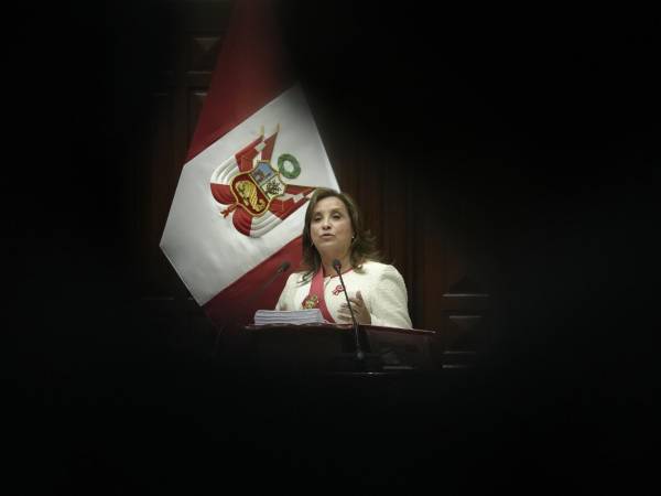 La presidenta de Perú, Dina Boluarte, habla en el Congreso este lunes en Lima (Perú).