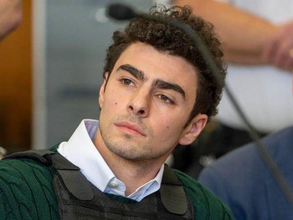 Luigi Mangione, acusado del asesinato del director ejecutivo de UnitedHealthcare, Brian Thompson, no se enfrentará a la pena de muerte después de que la jueza federal que sigue el caso desestimara este viernes los cargos que lo hacían susceptible de esta condena.