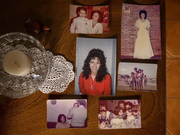 Fotos familiares de María Valeria Llamas, que fue atraída por BAYS en 1990. Sus padres dijeron que le lavaron el cerebro. (Sarah Pabst para The New York Times)