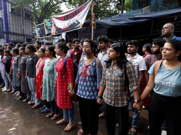 Estudiantes de Medicina y médicos protestan en Kolkata, India, tras el asesinato de una doctora.