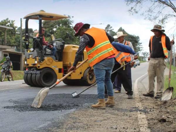 Trabajadores realizan labores de mantenimiento en el bacheo de una carretera, como parte de las acciones para mejorar la vialidad y la seguridad del tránsito.