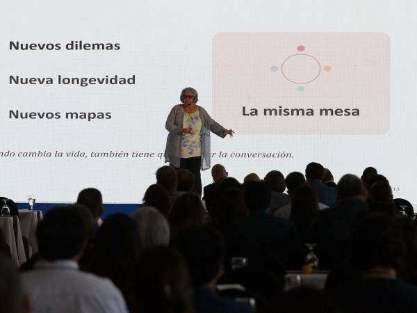 Los expertos internacionales expusieron a los asistentes al evento como garantizar la continuidad de las empresas familiares.