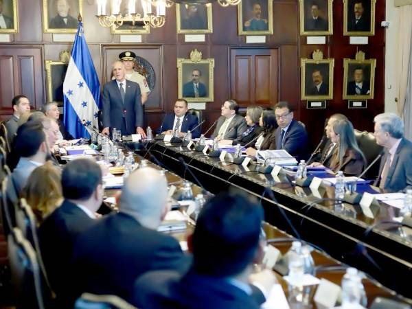 El Consejo de Ministros, liderado por el presidente Nasry Asfura, aprobó la supresión de diversas secretarías y una reestructuración integral del Estado. Esta medida busca eliminar la duplicidad de funciones, optimizar la administración pública y generar ahorros significativos en el gasto corriente.