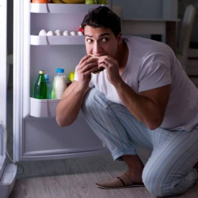 No cenar, dormir poco y comer picante: hábitos nocturnos que te hacen subir de peso