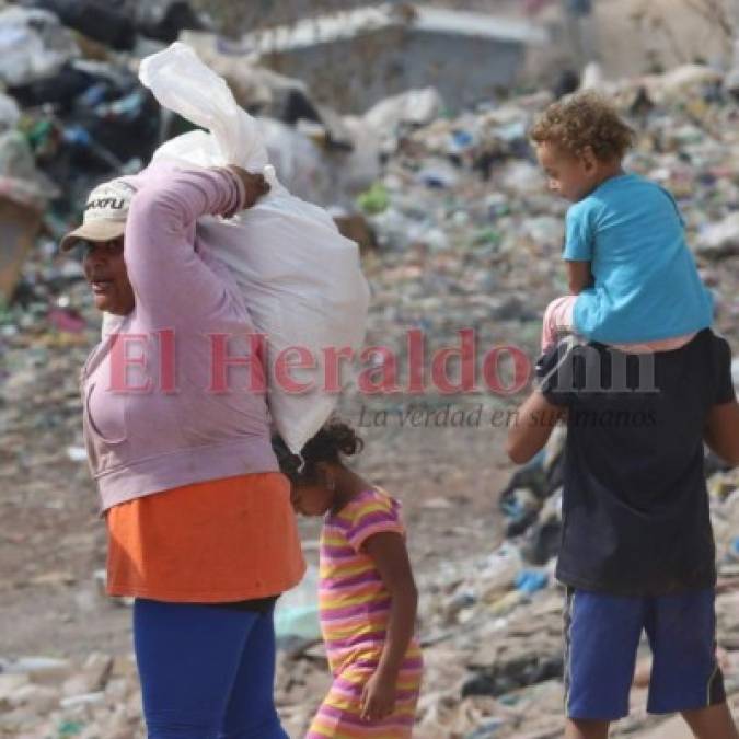 Ayuda de 'saco solidario' llega hasta familias que viven del crematorio