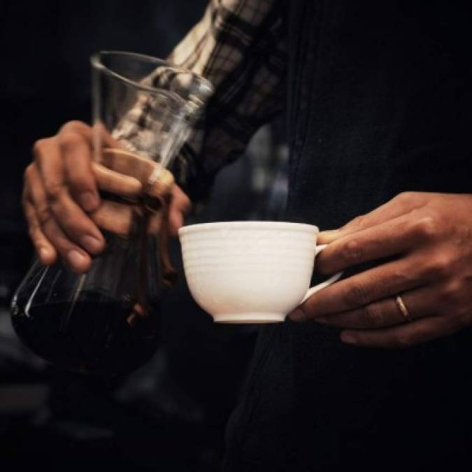 Exceso de cafeína, sal y alcohol: 15 hábitos comunes que dañan tus riñones y no lo sabías