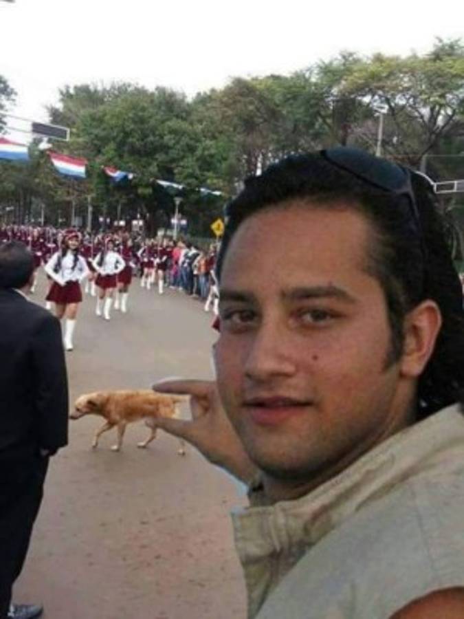 Foto del perro en desfile se vuelve viral en redes sociales