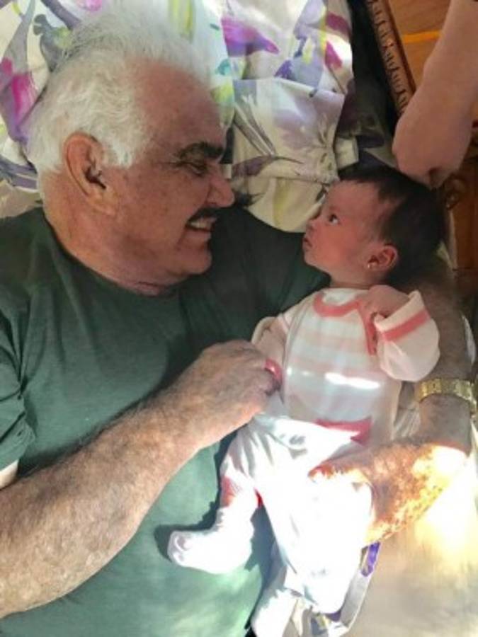 Vicente Fernández publica tierna foto de su primera bisnieta