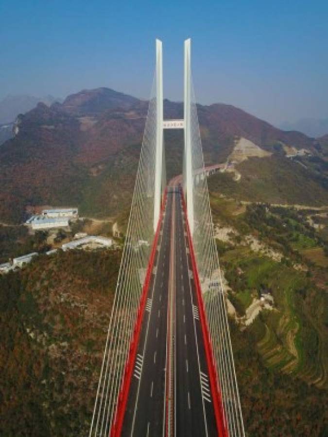 Abre en China el puente más alto del mundo  