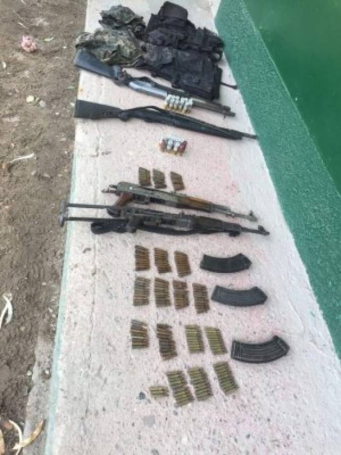 Capturan a 'Los Trocos' con indumentaria policial y armas de grueso calibre en Olancho