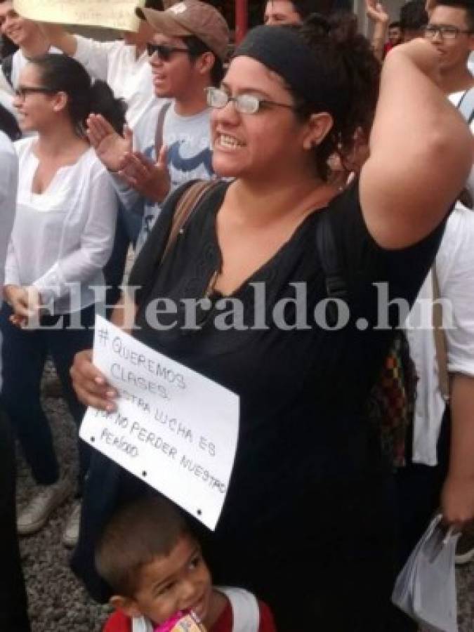 Honduras: Estudiantes piden en plantón la normalización de clases en la UNAH