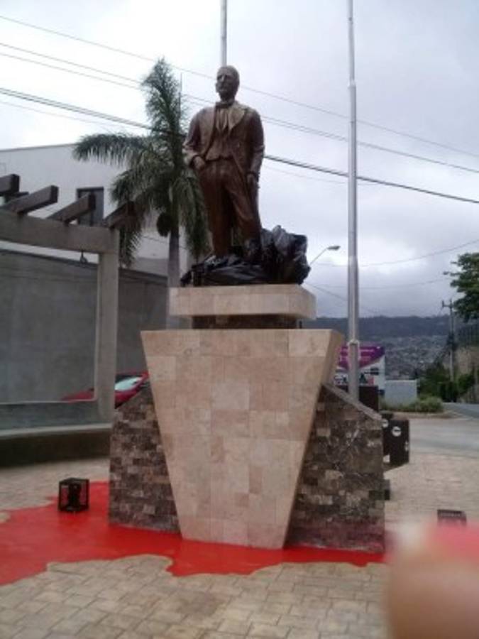 ¿A quién representa la estatua ubicada en la rotonda de República Dominicana?