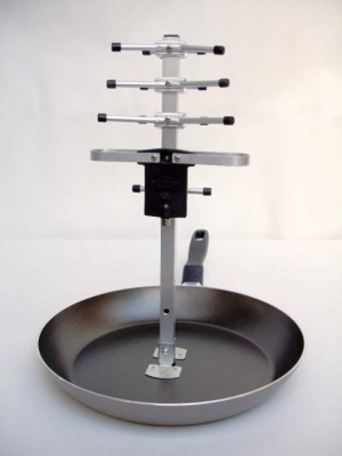 “Cacerólica”, de Adán Vallecillo. Es, a mi juicio, una de las obras de arte contemporáneo que ha sabido leer con claridad los signos de la época, habla de una alienación tan brutal que deja la cacerola vacía para atender la falsa necesidad de la tecnología.