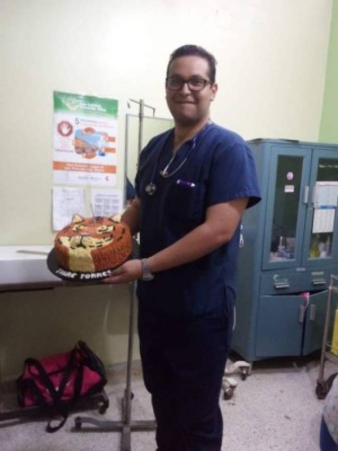 El ahora doctor Torres durante su servicio social en San Marcos de Ocotepeque.