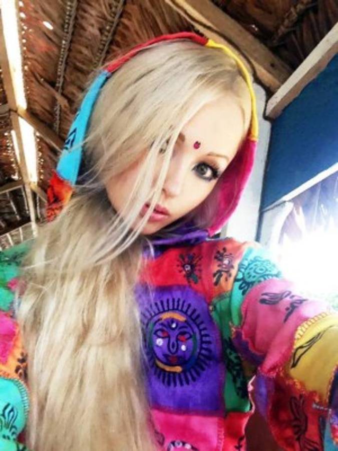 'Barbie humana' asusta a seguidores filmándose de forma extraña