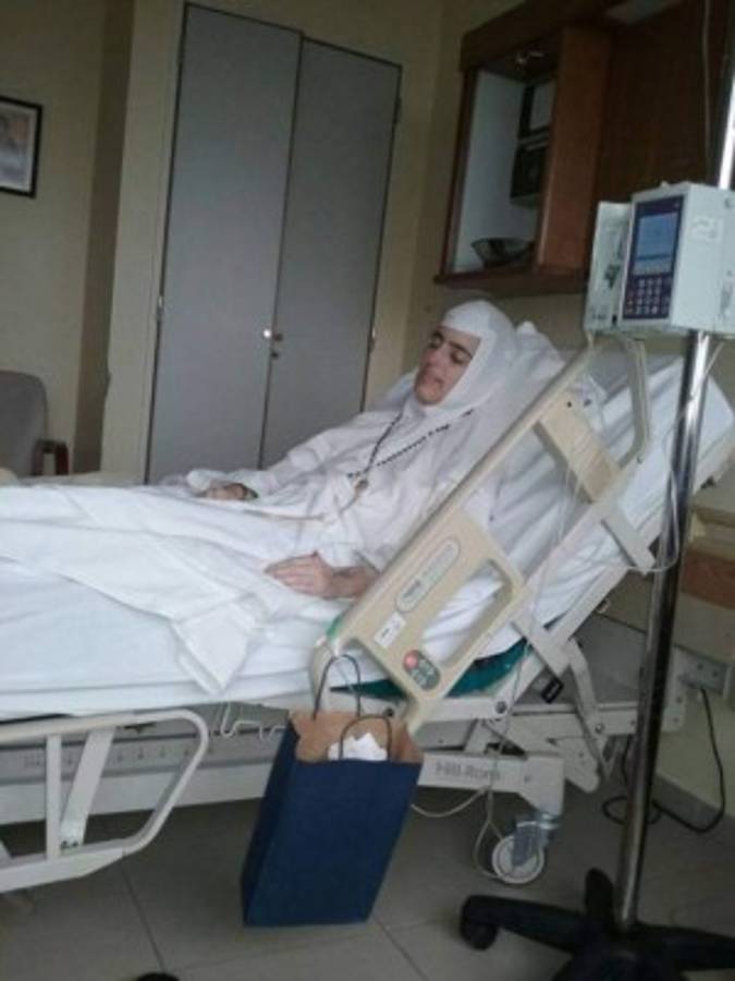 Monjita sorprende con su hermosa sonrisa a pesar de estar en agonía