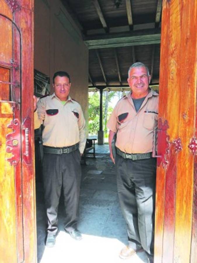 Guardianes del enigma y de la historia