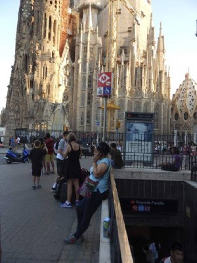 Tras un largo día de trabajo, Esperanza llama a su hija para encontrarse frente al Metro.
