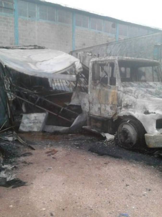 Incendio en El Pedregal destruye cuatro camiones  