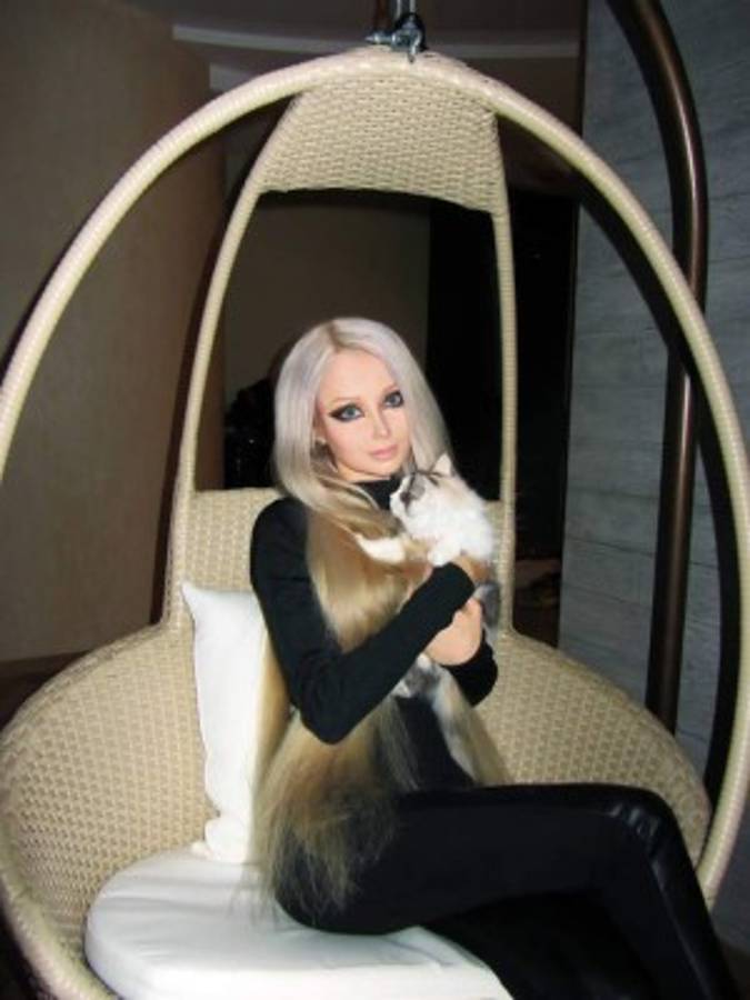 'Barbie humana' asusta a seguidores filmándose de forma extraña