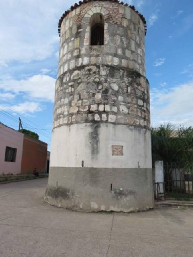 Niños se apasionan por la lectura en antiguo cuartel en La Paz