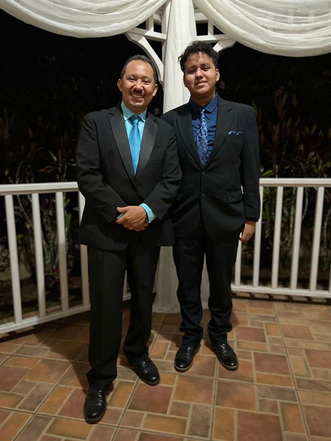 Don Elvin junto a su hijo, tiempo atrás, quien hoy llora su trágico final.