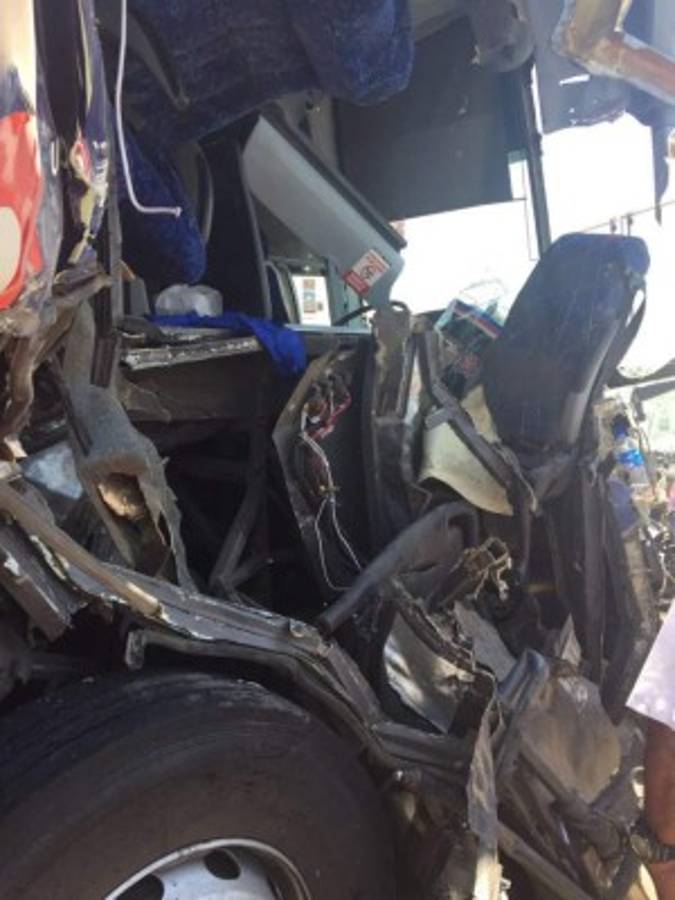 Choque entre furgón y bus deja un muerto y varios extranjeros heridos en zona sur