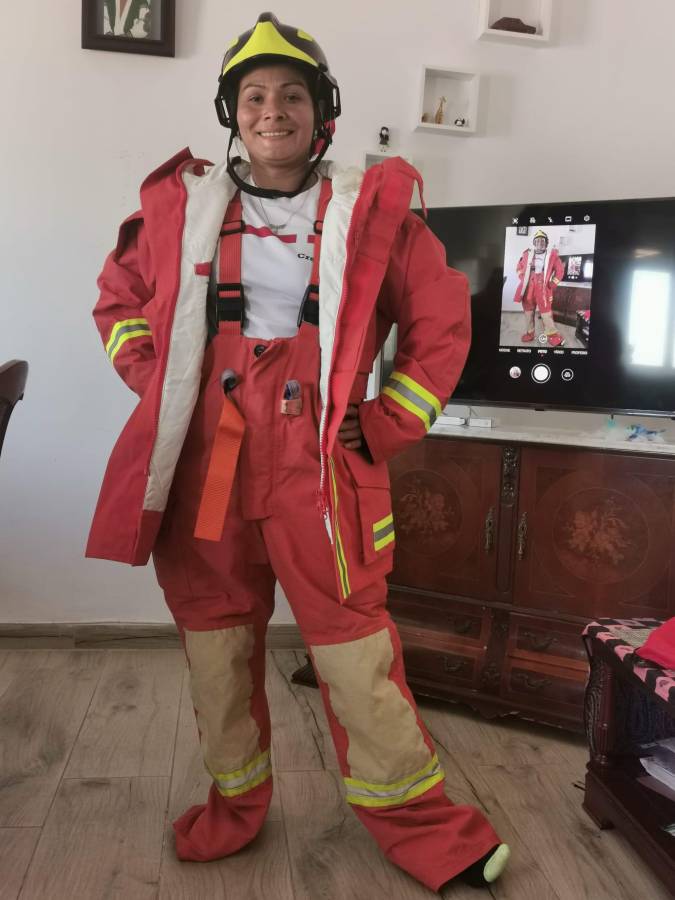 La joven cuenta con 17 años de experiencia en actividades bomberiles.