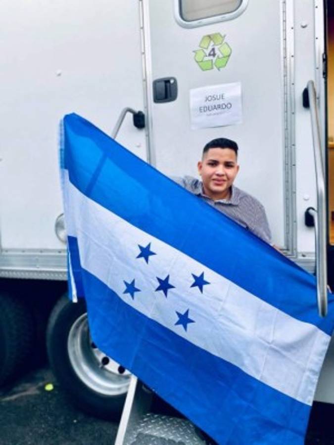 Eduar levanta con orgullo el pabellón nacional junto a su camerino donde le da los toques finales a su interpretaciones.