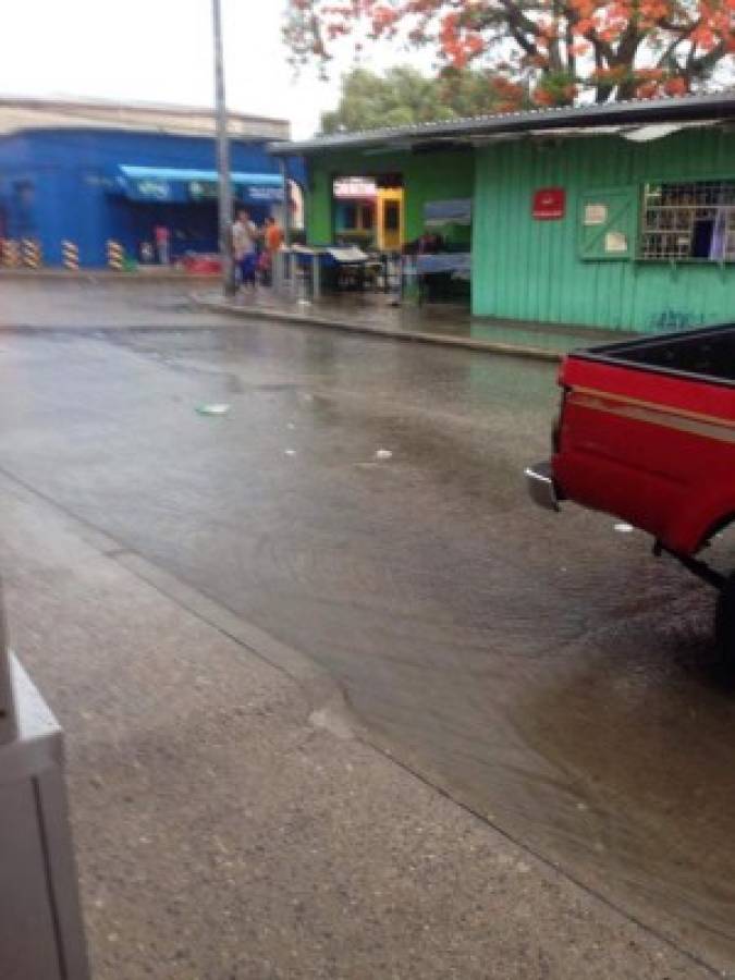 Fuertas lluvias dejan calles inundadas en el norte de Honduras