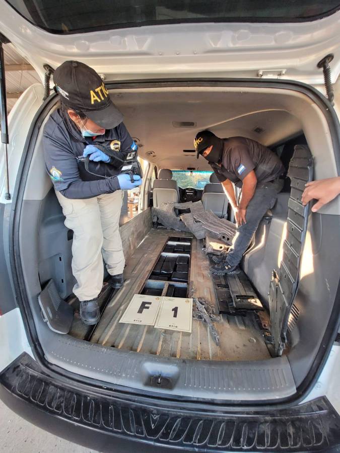 Incautan más de 180 kilos de supuesta cocaína que iban escondidos en una camioneta