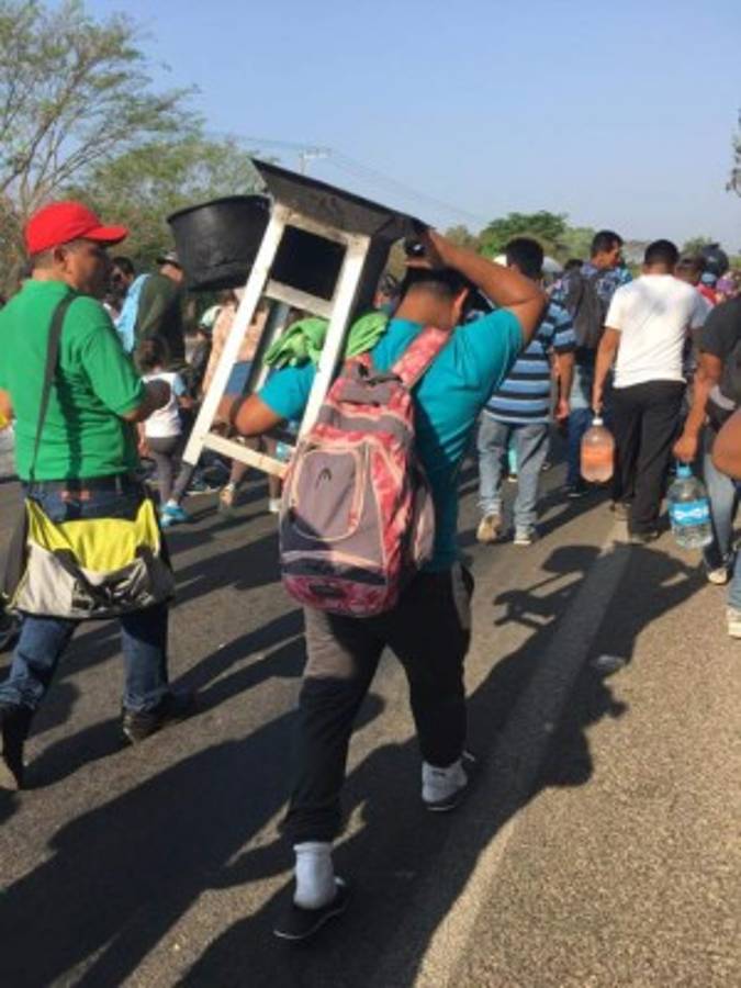 México: Migrantes hondureños realizan viacrucis hasta la frontera de Estados Unidos para pedir protección
