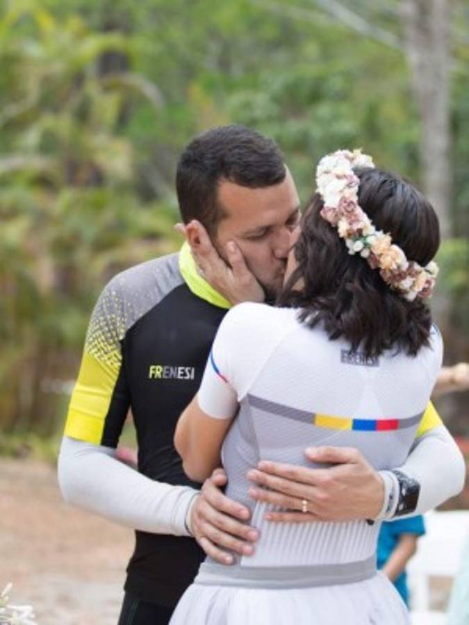Conrado y Vanessa sellaron su juramento de amor con un apasionado beso.